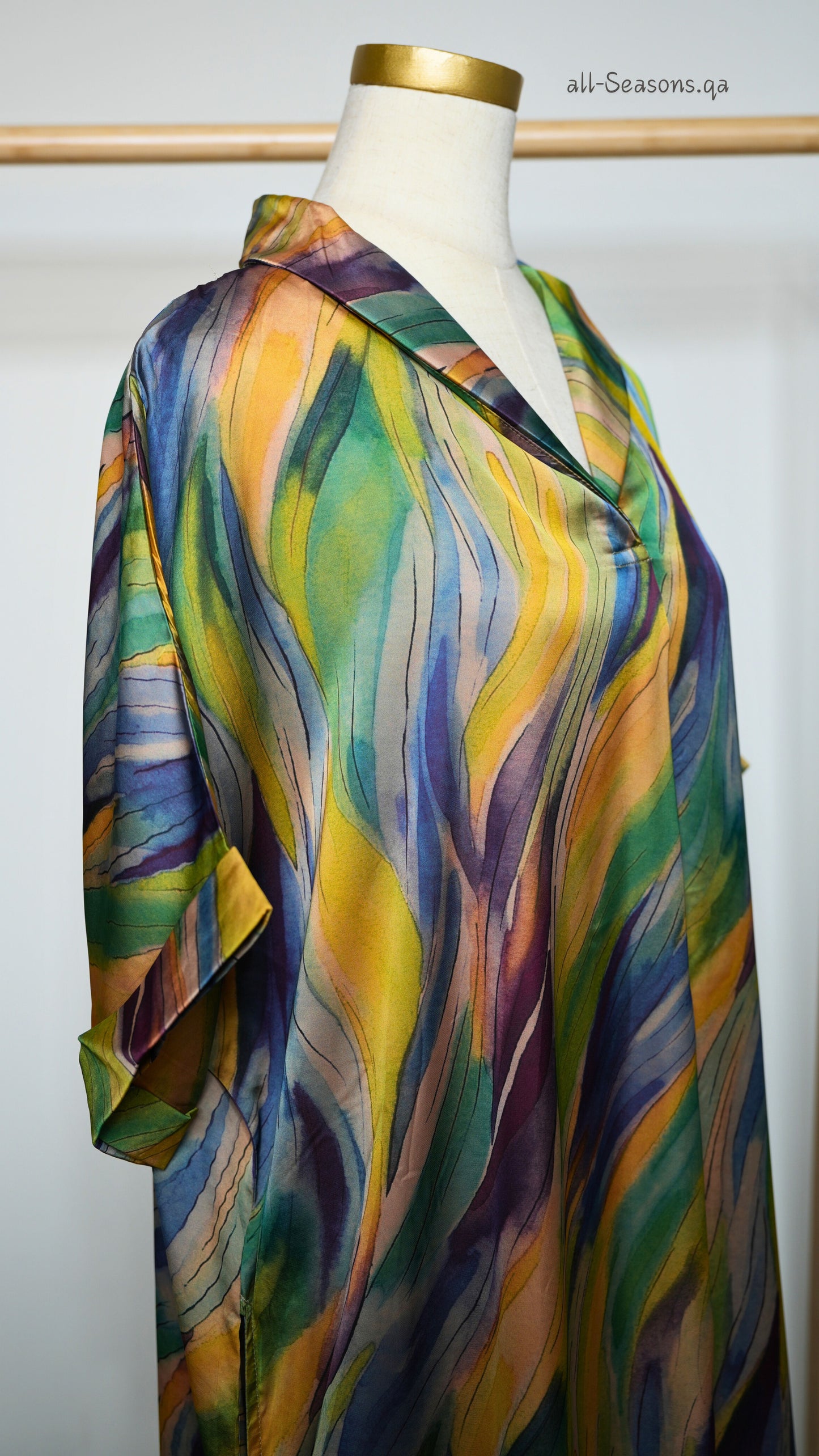 100122B - Dress